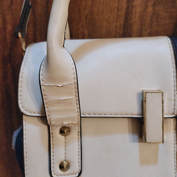 White and black spacious bag - Picture 15 of 16